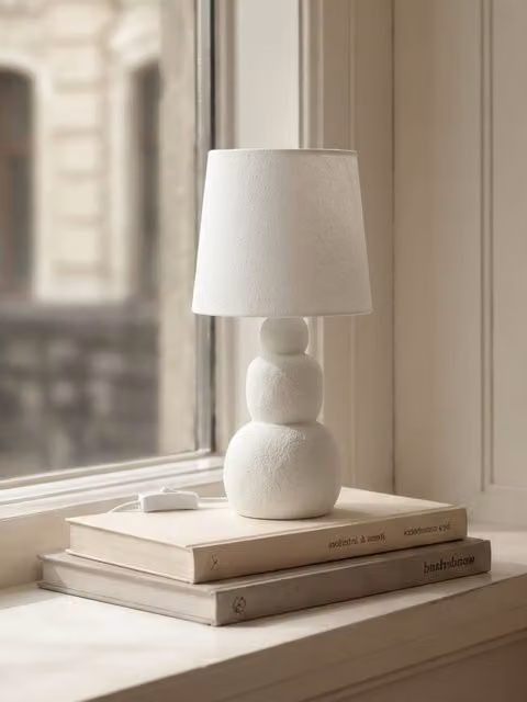Lampada da tavolo Shell Kenay Home in ceramica bianca