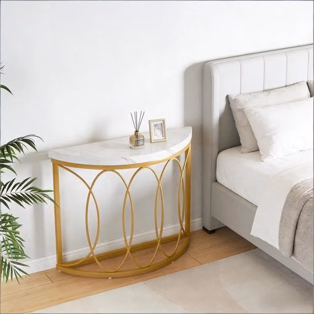 Consolle semicircolare con piano in marmo artificiale bianco e struttura in metallo dorato 110 × 35 cm