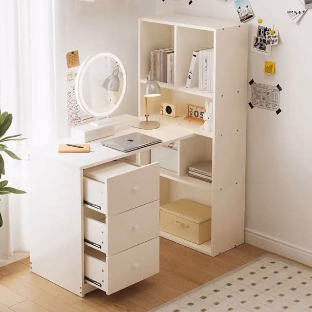 Scrivania angolare Mivray bianca con libreria e tre cassetti in legno e MDF, L: 117 cm, P: 63 cm, H: 135 cm