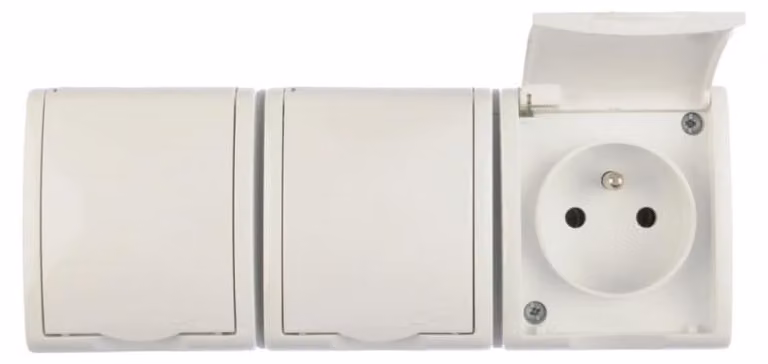 Presa multipla Simon Aquarius con tripla protezione, con/senza grado di protezione IP54 e copertura completa, colore bianco, modello AQGZ1-3/11