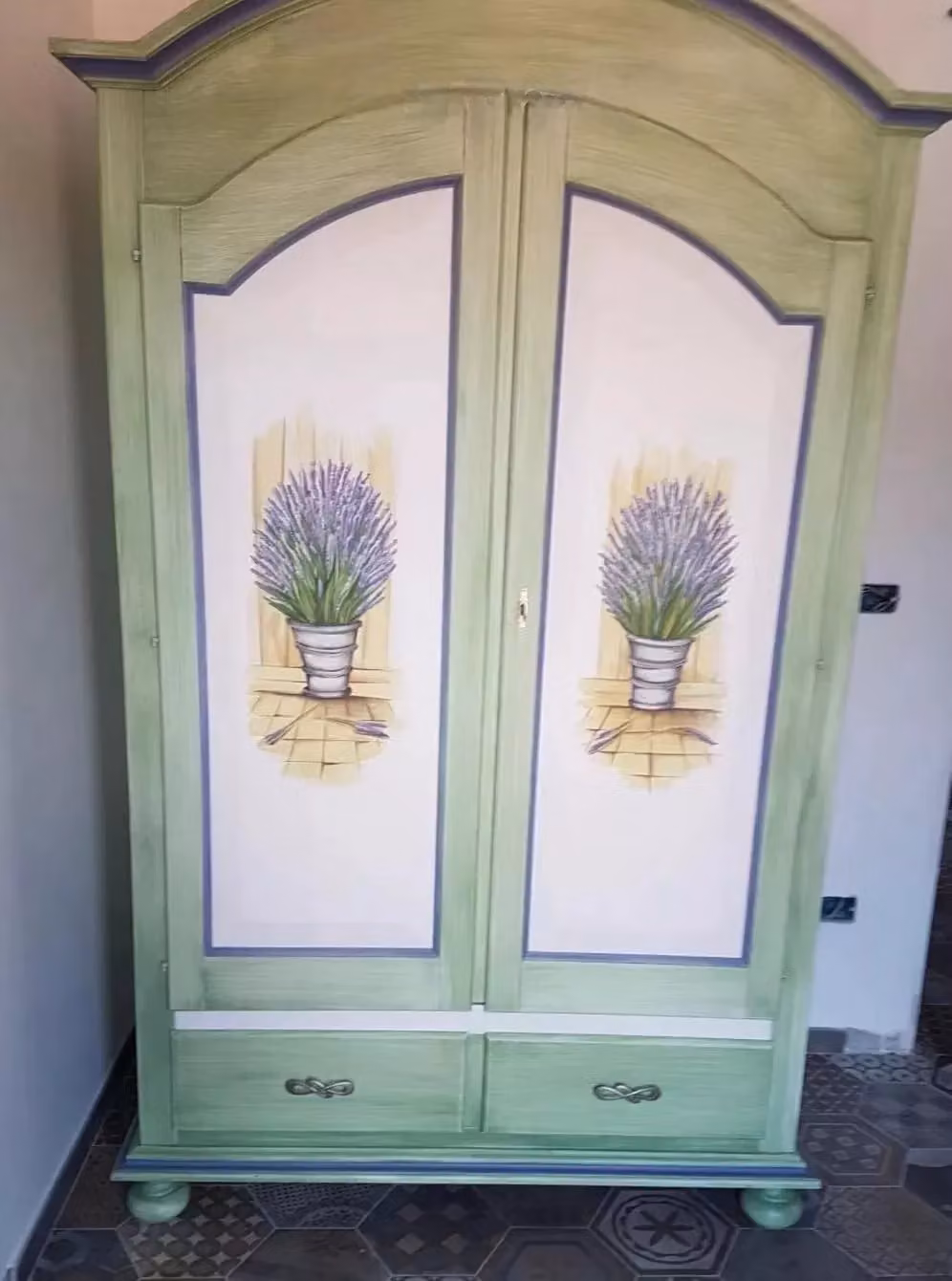 Armadio in stile arte povera Mobili 2G in legno bianco e verde salvia con cassetti interni, L: 125 cm, P: 61 cm, H: 200 cm – 1