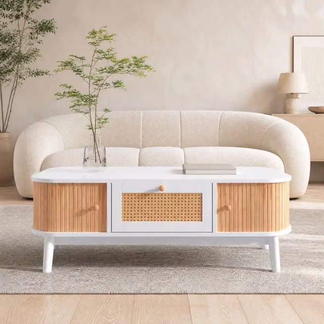 Tavolino da salotto ULEVR 110x55x38,5 cm con cassetti e ante, dettagli in rattan, bianco e color legno