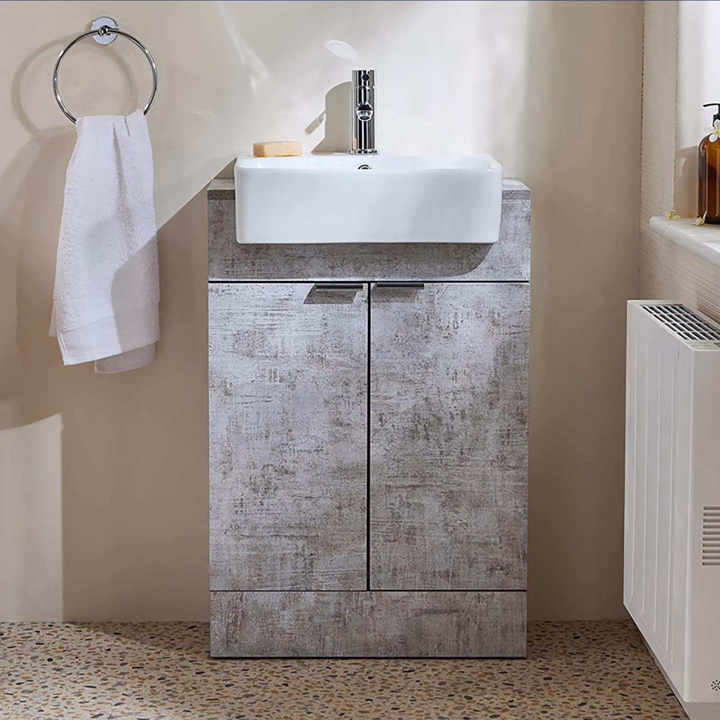 Mobile Bagno a Terra Grigio Cemento da 550mm con Lavabo e Maniglie con Impugnatura a Dito Cromate - Cluo