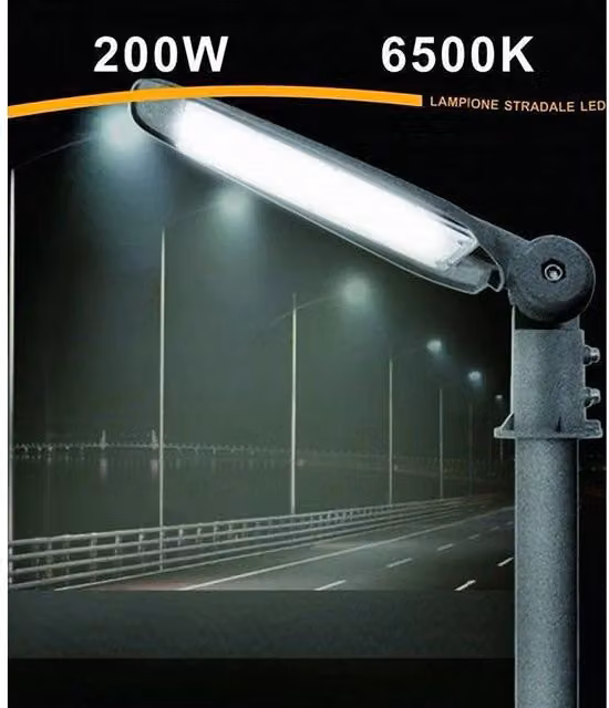 Lampada Stradale LED Trade Shop LP-200 Inclinabile, Faro Esterno da 200W con Luce Bianca Fredda 6500K, Colore Grigio, Grado di Protezione IP65 – 1