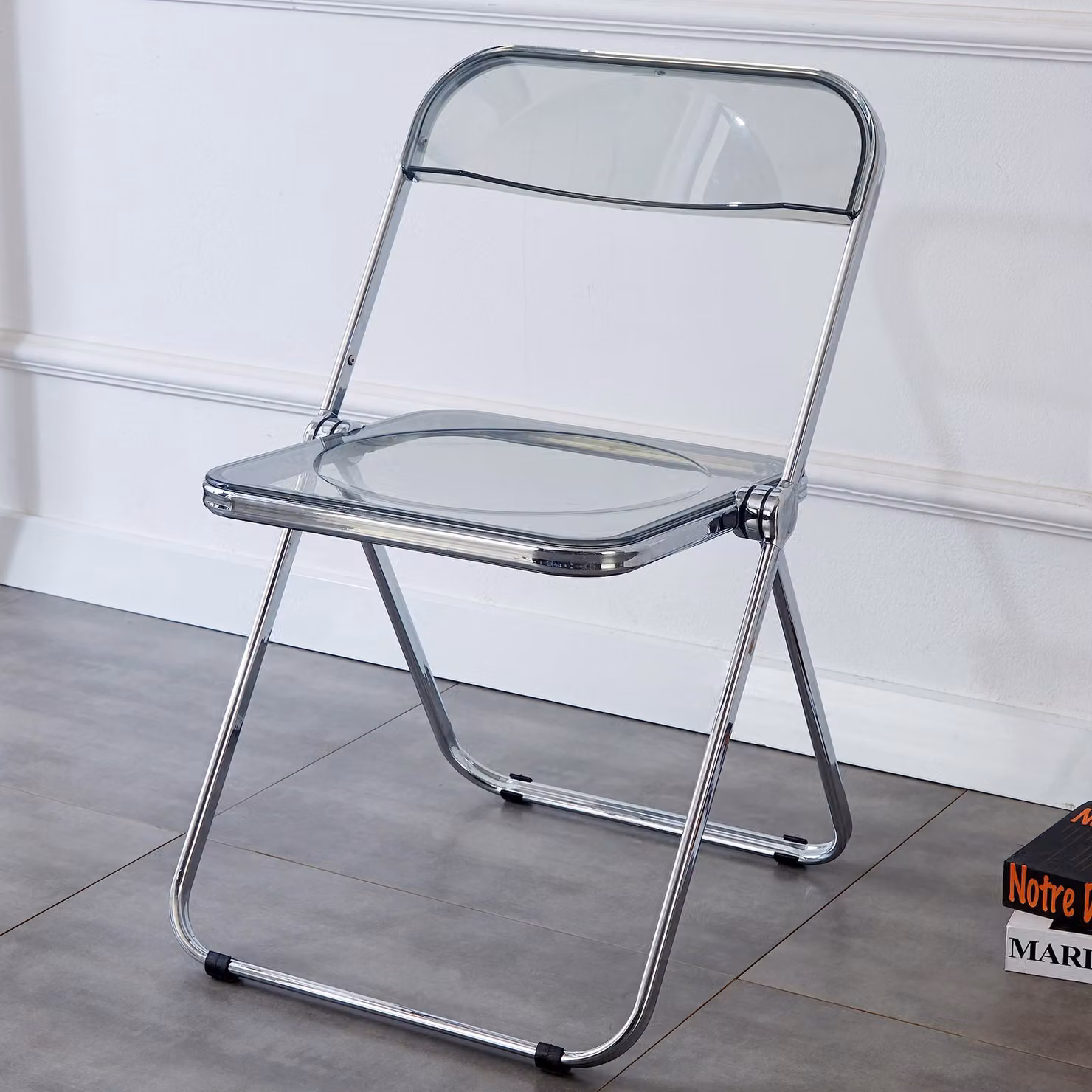 Sedia pieghevole in acrilico trasparente con struttura in cromo, colore grigio fumé