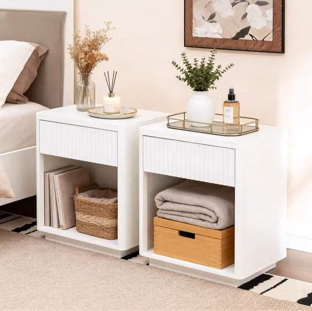 Comodino moderno MODFU bianco in MDF con cassetto e ripiano aperto, design a onde, L: 63,5 cm, P: 38 cm, H: 46,5 cm