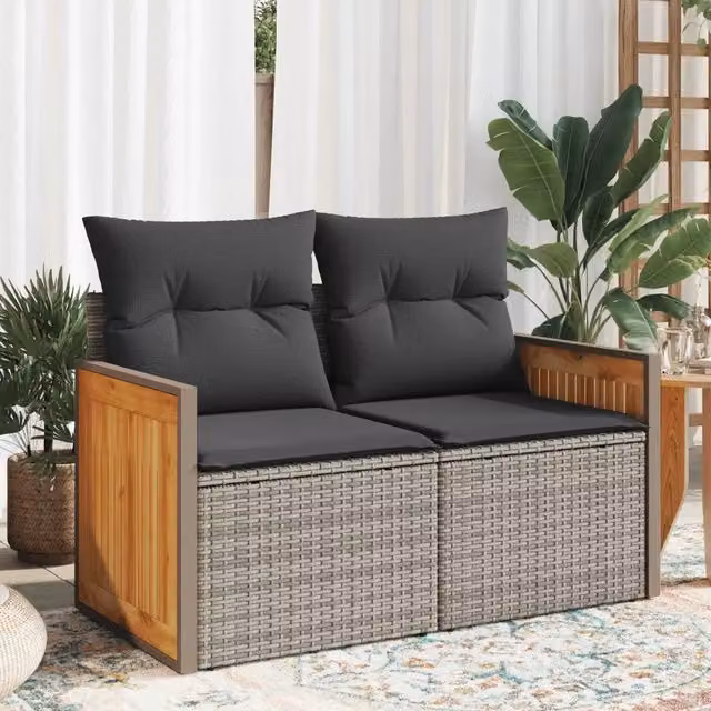 Divano da giardino a 2 posti Design Mania in polyrattan grigio con cuscini inclusi e rivestimenti rimovibili L: 118 cm, P: 69 cm, H: 62 cm – 1