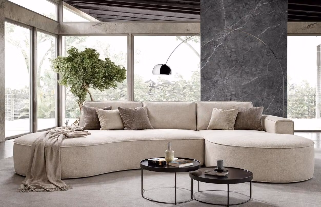 Divano angolare GUTTO MOLLY con forme arrotondate, rivestito in velluto beige: un design moderno e di tendenza! Novità 2025 (con funzione letto)