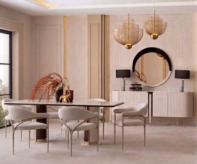 Elegante set da pranzo color beige: tavolo da pranzo, set di sedie, credenza e specchio