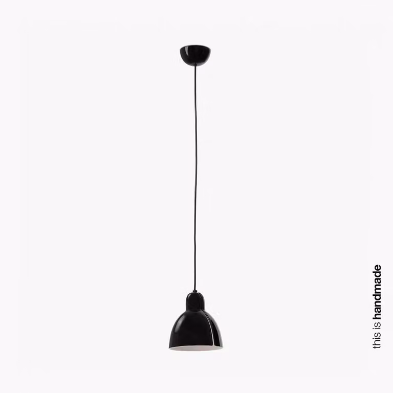 Lampada a sospensione VENICE, attacco E27, 15W, acciaio e Vetroceramica, finitura nera lucida. Paralume in Vetroceramica, finitura nera lucida. Lunghezza: 16 cm, altezza: 223 cm. Dimmerabile