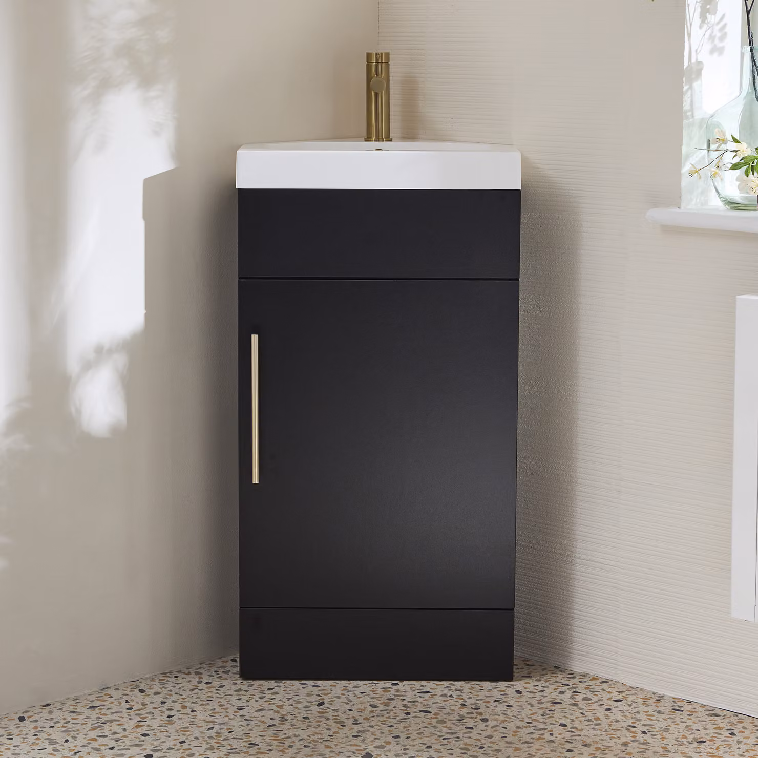 Mobile Bagno a Terra Angolare Grigio Nero da 450mm con Lavabo e Maniglia con Barra a T in Oro Satinato - Cluo