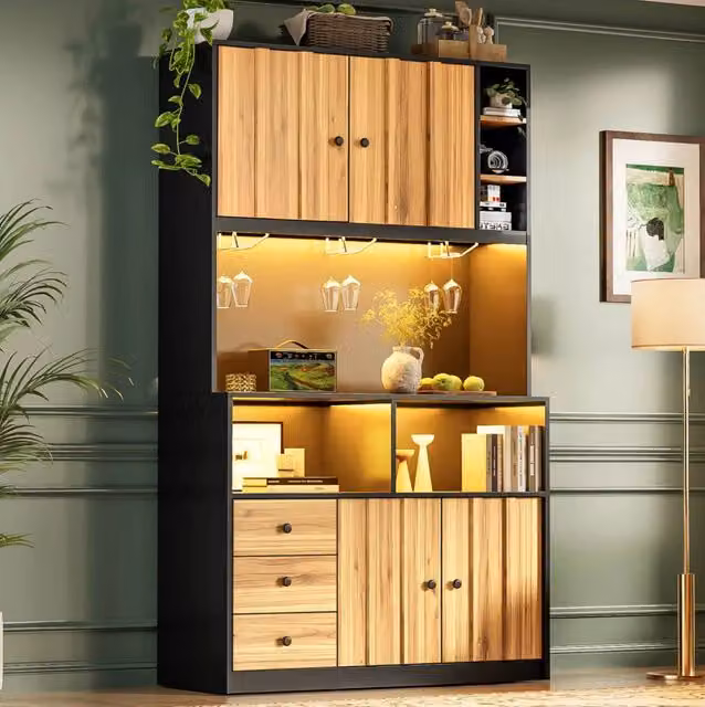 Mobile alto da cucina ULEVR 100x40x180 cm con vetrina, portabicchieri, LED RGB e prese USB, nero e naturale