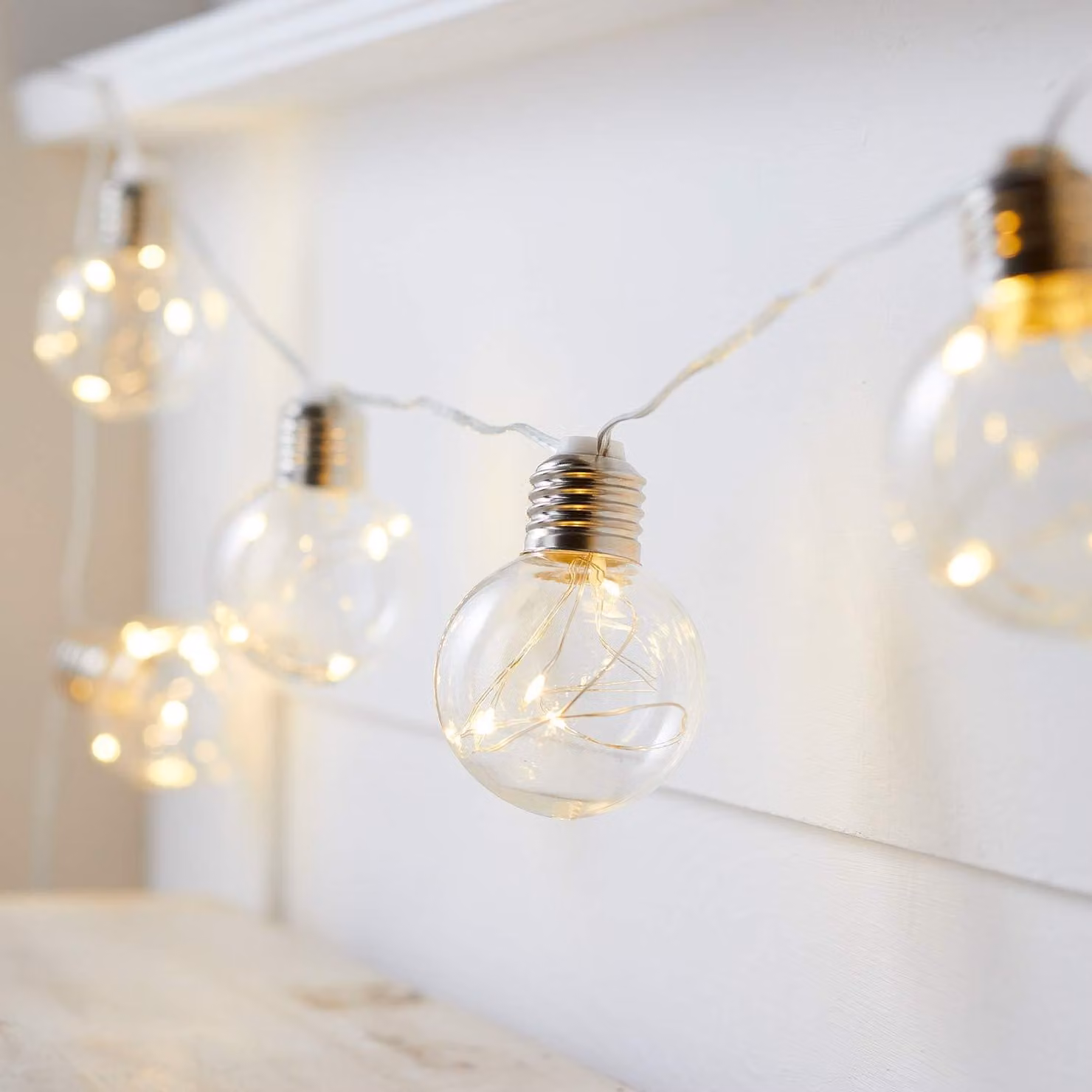 Catena luminosa con 50 micro-LED a luce calda, lunghezza 2,75 metri, con timer e alimentazione a batteria
