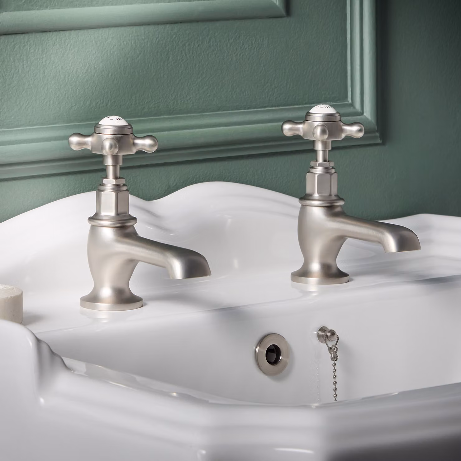 Coppia di rubinetti per vasca a croce Elizabeth HudsonReed in ottone con finitura nichel spazzolato