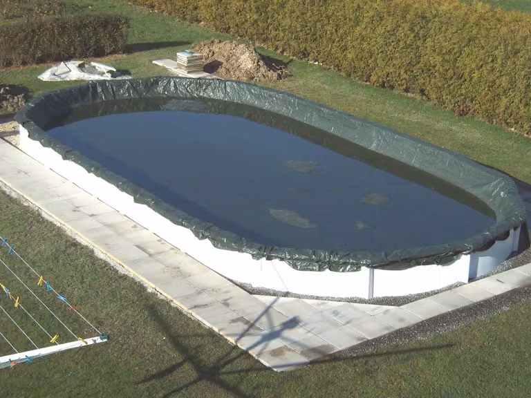 Telone di copertura invernale Intex per piscine ovali 7,30 x 3,70 m con corda di tensionamento e cricchetto, sovrametria 130 cm, dimensioni effettive del telone: 860x500 cm