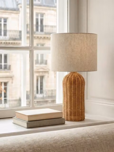 Lampada da tavolo a griglia Kenay Home in rattan e tessuto beige, H 66 cm x L 36 cm x P 36 cm