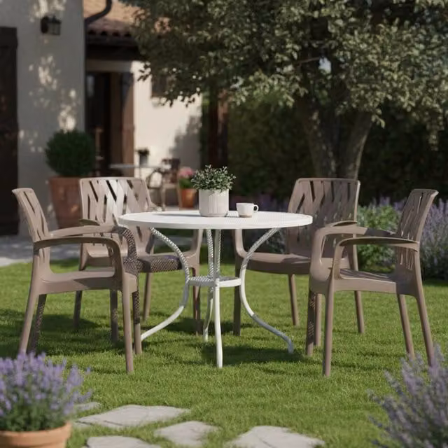 Set di 4 sedie da esterno DMORA Rumley beige, impilabili e con braccioli, ideali per giardino e terrazzo