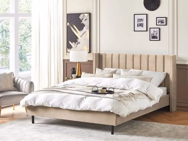 Letto matrimoniale Beliani in velluto beige stile glamour con doghe L/P: 180 x 200 cm – 1