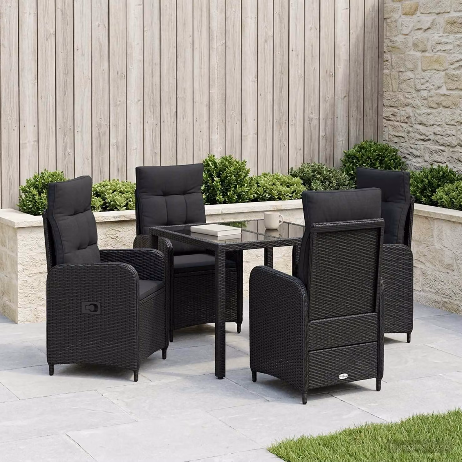 Set da pranzo per esterni vidaXL in polyrattan e vetro nero, composto da 5 pezzi con tavolo quadrato L: 110 cm, P: 90 cm, H: 75 cm e 4 sedie