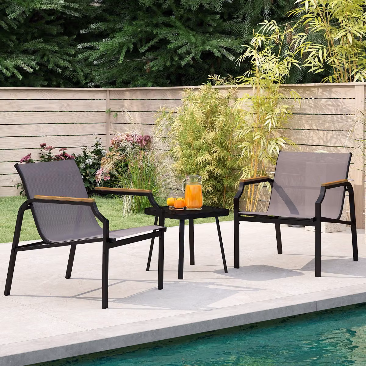 Set da giardino Costway a 3 pezzi composto da tavolo e poltrone in metallo e plastica, colore grigio e nero con finitura opaca e design moderno