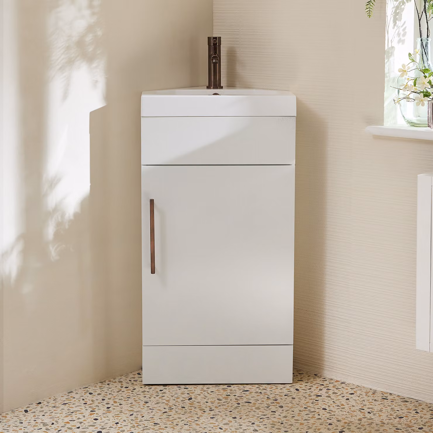 Mobile Bagno a Terra Angolare Bianco da 450mm con Lavabo e Maniglia con Barra a T in Bronzo Spazzolato - Cluo