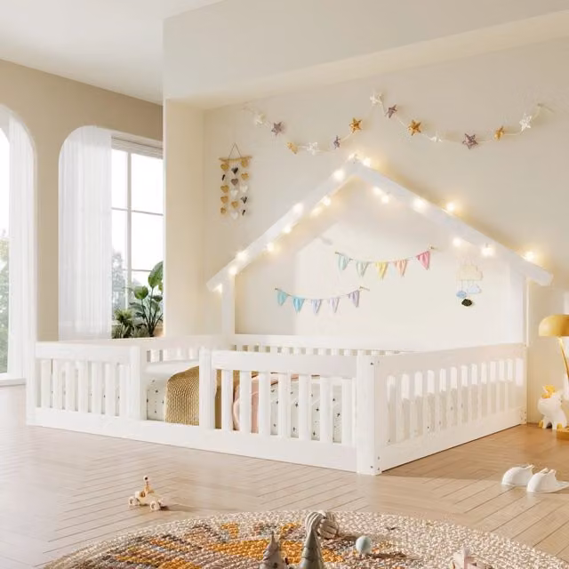 Letto a casetta 140x200 cm con protezione anticaduta e luci LED in legno bianco
