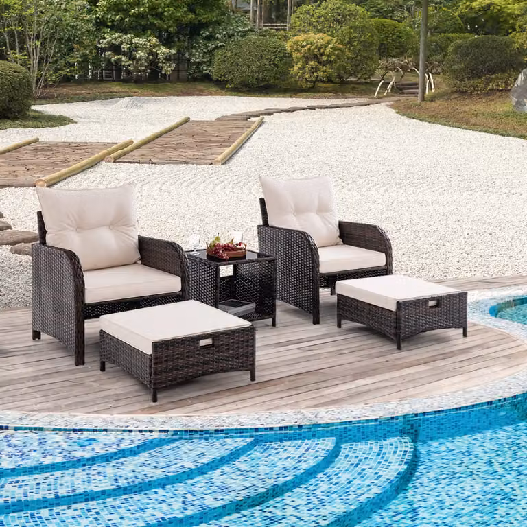 Set mobili da giardino Costway in rattan beige composto da 5 pezzi con 2 poltrone, 2 pouf e 1 tavolino da caffè