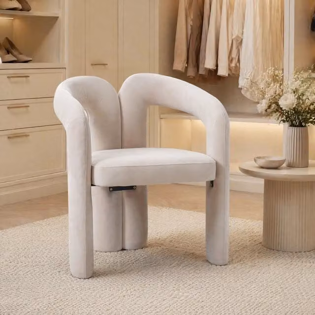 Sedia da pranzo beige in velluto con braccioli