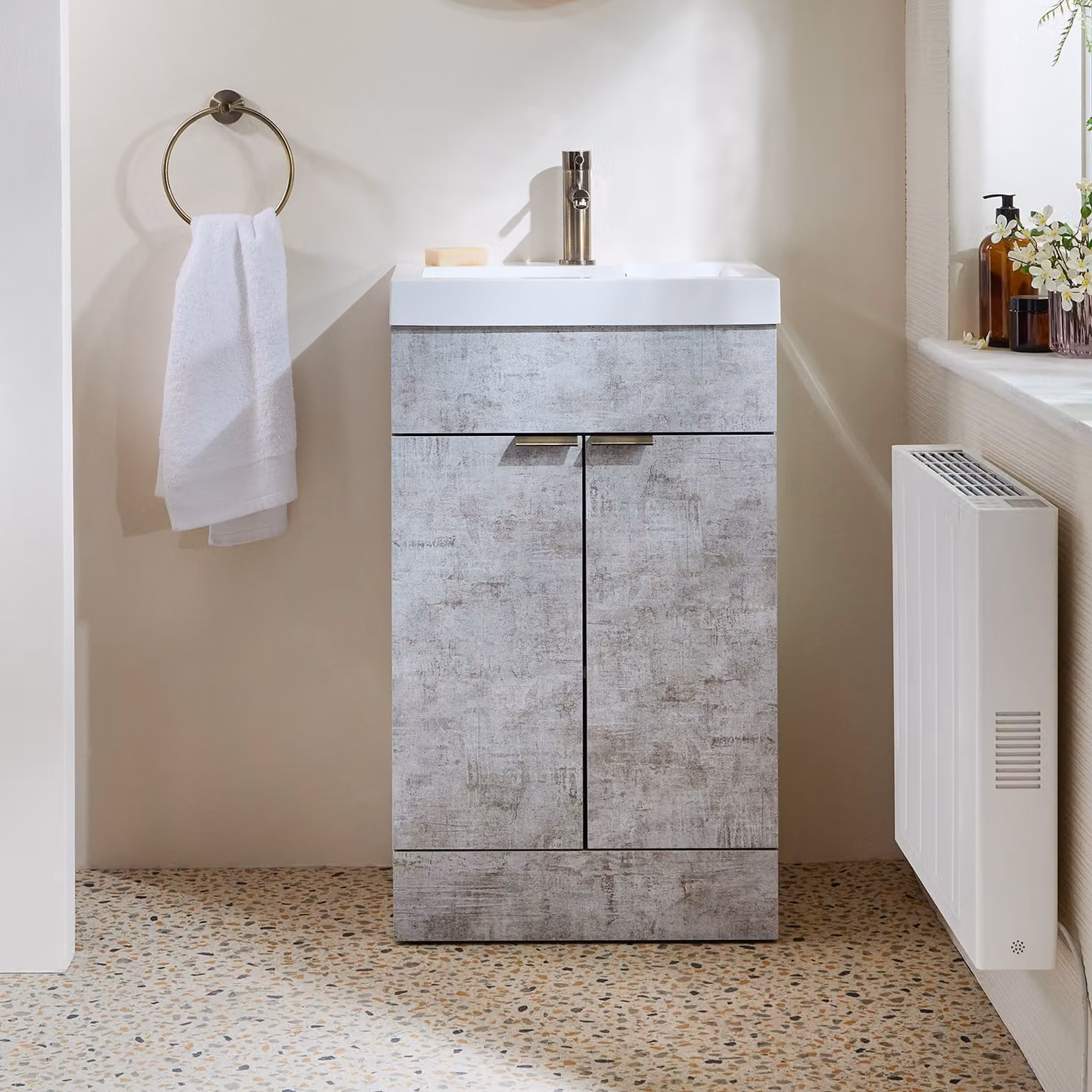 Mobile Bagno a Terra Grigio Cemento da 500mm con Lavabo e Maniglie con Impugnatura a Dito in Ottone Spazzolato - Cluo