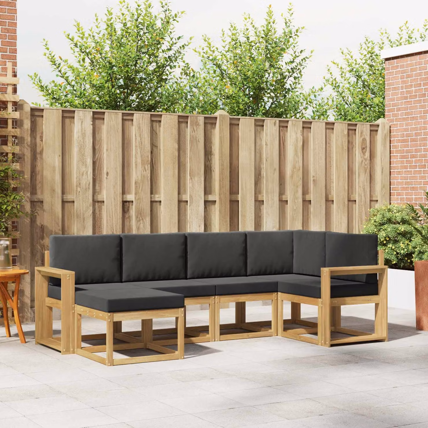 vidaXL Set di divani da esterno a L composto da 6 pezzi in legno di acacia con cuscini bianchi e antracite