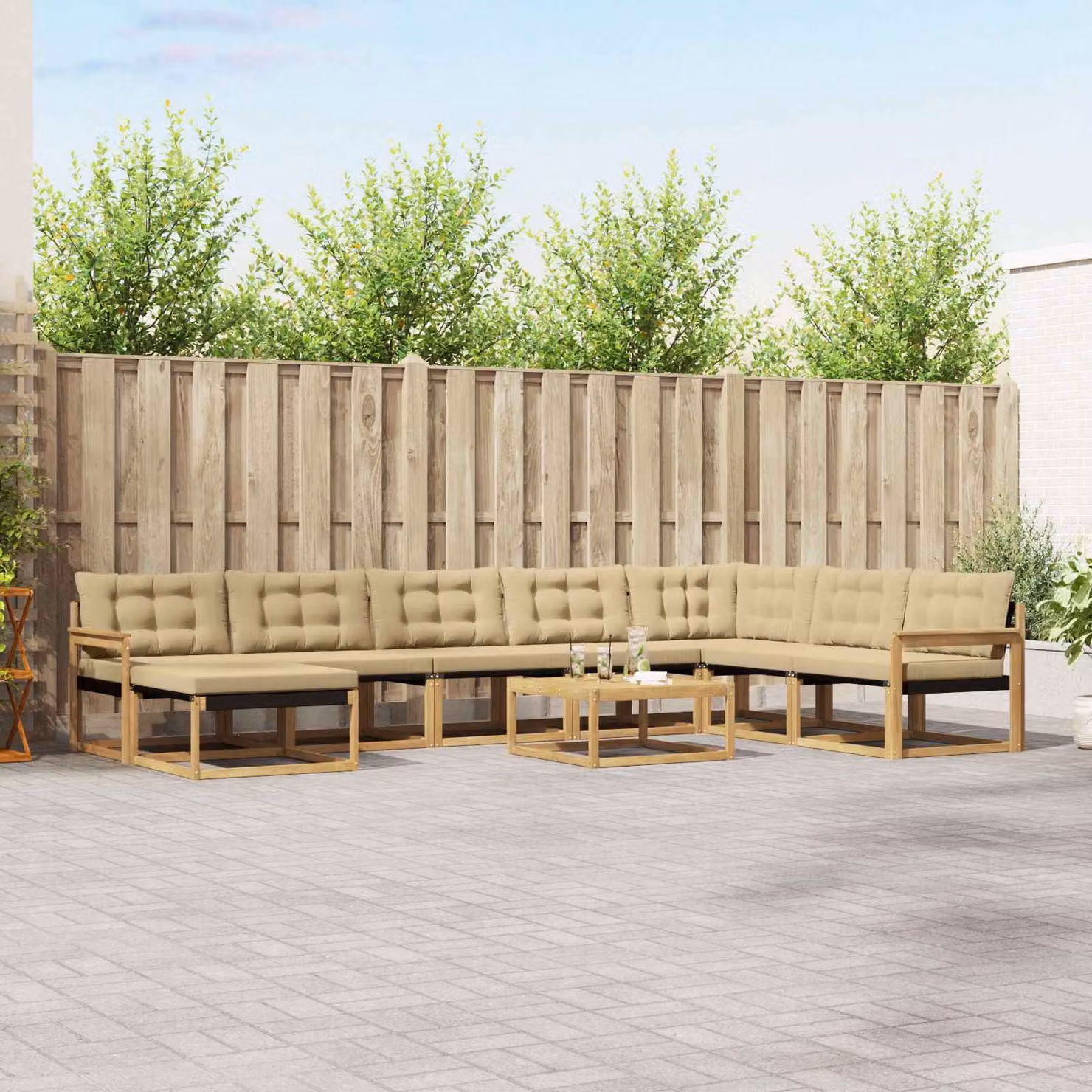 vidaXL Set di divani da esterno a L composto da 9 pezzi in legno di acacia con cuscini in tessuto beige e bianco