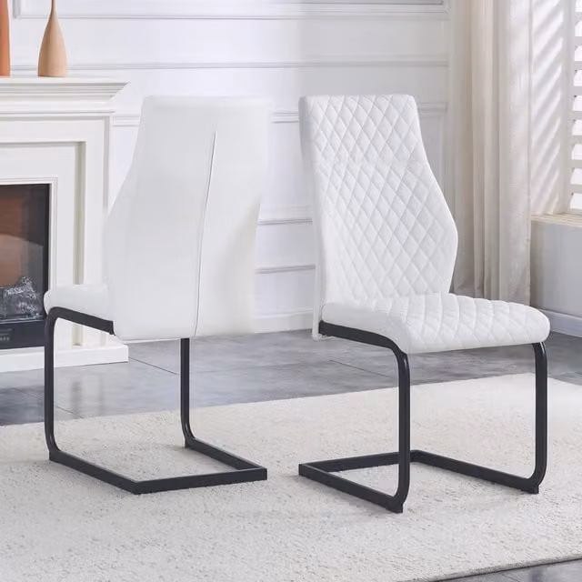 Set di 2 sedie da pranzo Minimal con schienale alto, seduta imbottita in ecopelle bianca e struttura in metallo nero