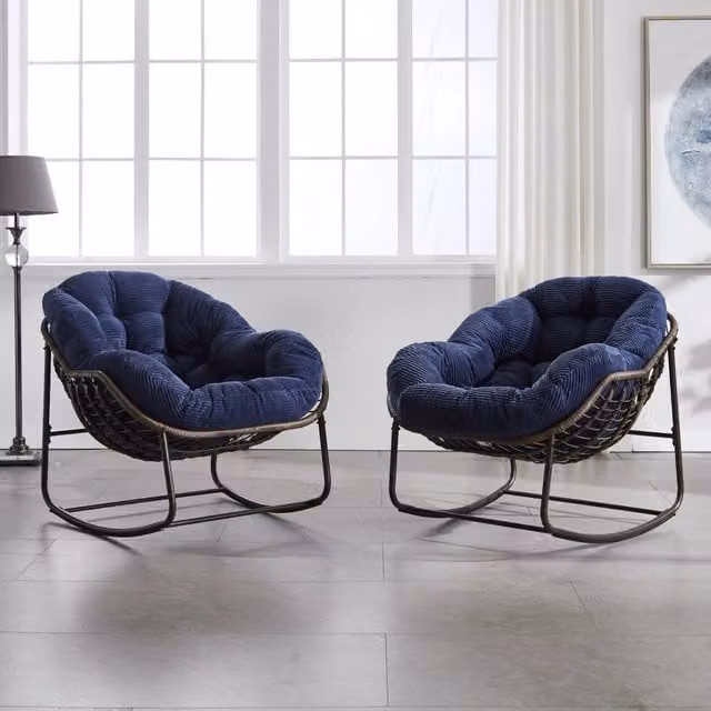 Sedia a dondolo in rattan sintetico con struttura in acciaio e cuscino, blu navy 78 × 106 × 90 cm
