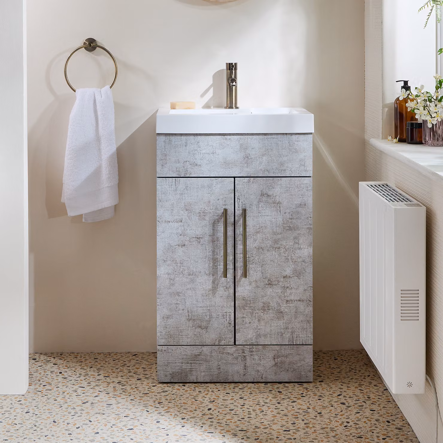 Mobile Bagno a Terra Grigio Cemento da 500mm con Lavabo e Maniglie con Barra a T in Ottone Spazzolato - Cluo