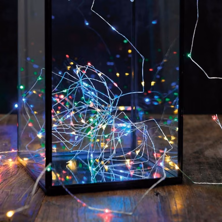 Catena luminosa da 20 metri, con 200 LED multicolore, cavo argentato, grado di protezione IPX7, alimentazione a batteria
