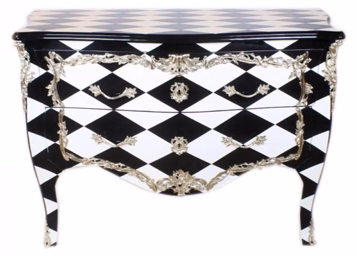 Comò Casa Padrino in stile barocco, motivo a scacchi nero e bianco, con applicazioni in argento, dimensioni 130 x 65 x 90 cm