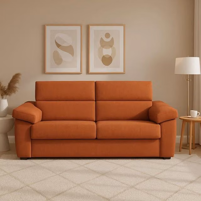 Divano Giffone DMORA a 3 posti in tessuto arancione con coperture sfoderabili e struttura in legno, L: 225 cm, P: 95 cm – 1