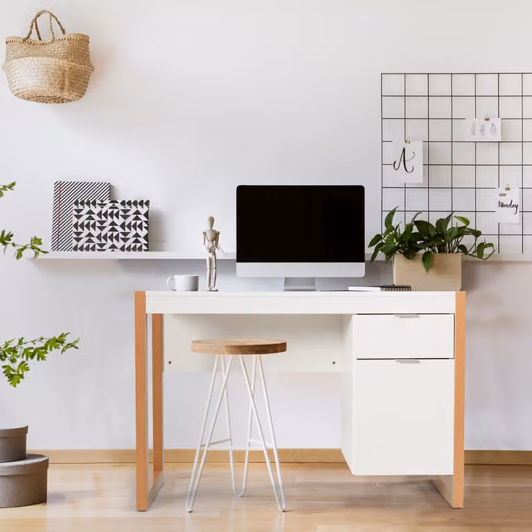 Scrivania moderna per computer Costway con armadietto e cassetto, postazione di lavoro elegante in bianco per casa e ufficio