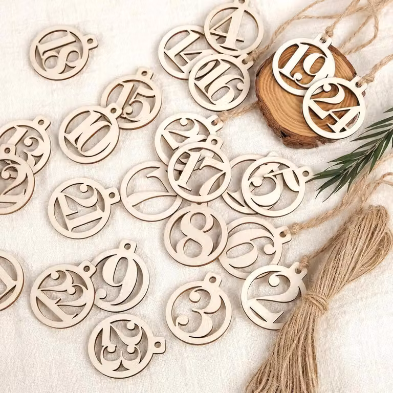 Calendario dell'Avvento MOM con numeri in legno da 1 a 24 - Decorazioni a forma di numeri in legno con corda di iuta - Ideali per decorare e numerare i sacchetti del calendario dell'Avvento