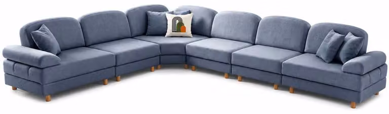 Divano ad angolo a forma di L, rivestito in tessuto blu, dal design moderno, con ampi spazi di seduta, ideale per il soggiorno e pensato per il comfort