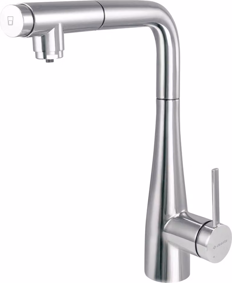 Kitchen faucet with water filter connection with pull-out spout
