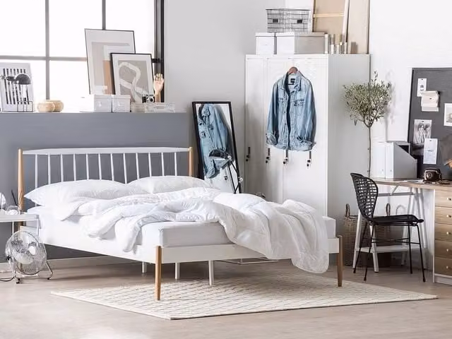 Letto Beliani in stile scandinavo bianco con gambe in legno di pioppo e base a doghe in metallo L/P: 160 x 200 cm – 1