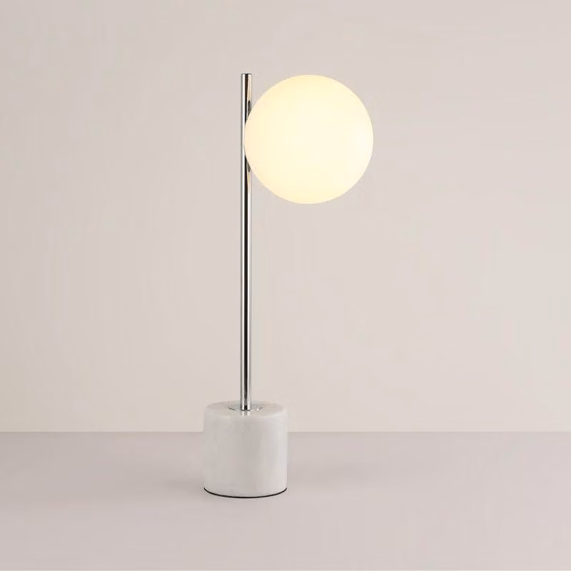 lampada da tavolo "Åsa" con base in marmo, globo in vetro opaco e metallo cromato - design minimalista e nordico, E27