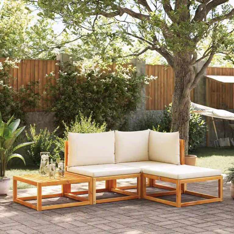 vidaXL Set di divani da giardino a L composto da 4 pezzi in legno di acacia oliato con cuscini beige e bianchi e tavolino da esterno