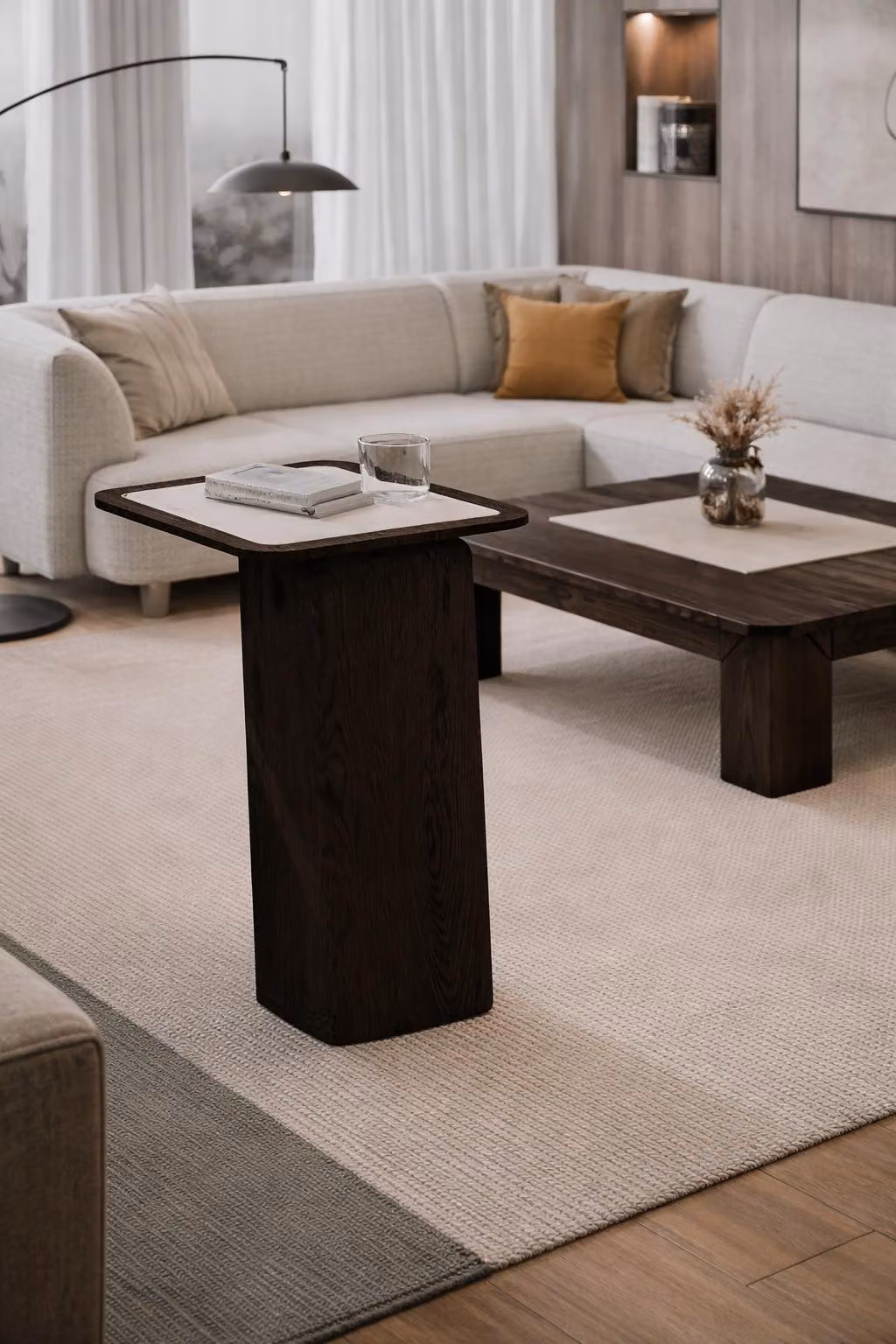 Tavolino ausiliario compatto, color marrone. Tavolino elegante e raffinato. Arredamento in legno di pregio