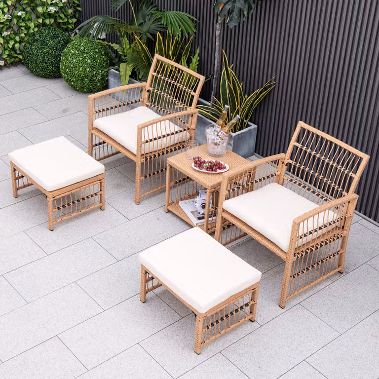 Set salotto da giardino Costway in rattan e metallo composto da 5 pezzi con tavolino, 2 poltrone e 2 ottomani beige e marrone con cuscini inclusi