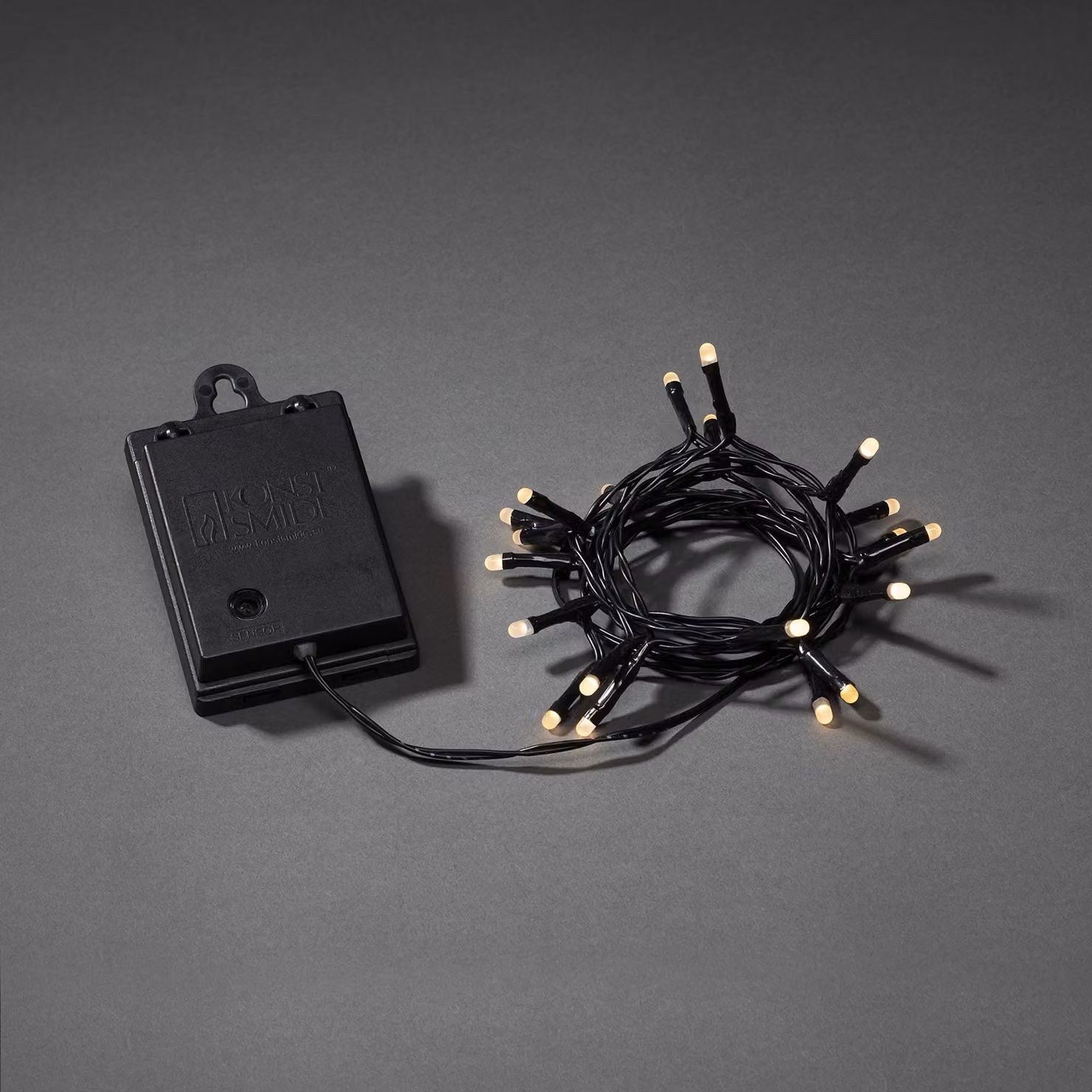 Fata LED Konstsmide, con interruttore on/off, con sensore di luce e timer 6h e 9h, smerigliata, 20 diodi bianco caldo, a batteria, per esterni (IP44), cavo nero, batteria: 4 x AA 1,5V (escl.) - 3722-130