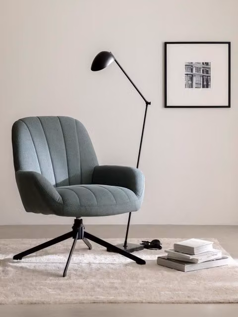 Poltrona girevole Lucens Kenay Home imbottita in tessuto verde e beige con braccioli e struttura in metallo
