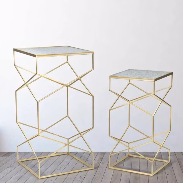 Tavolino da salotto George DMORA oro con ripiano in vetro e struttura geometrica, L/P/H: 50 x 50 x 100 cm