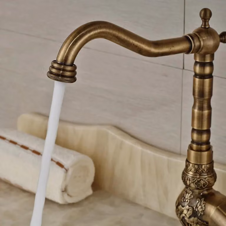 Rubinetto per lavabo - Modello corto - Miscelatore monocomando - Acqua calda/fredda - Orientabile a 360° - Bocca lunga - Cartuccia in Vetroceramica - Montaggio monoforo - Ottone anticato